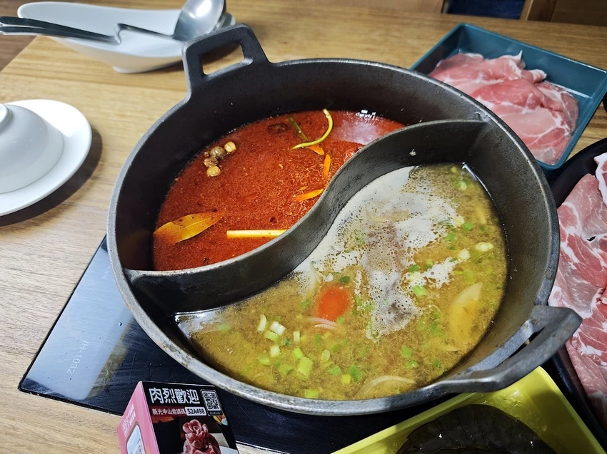 吃。台南市。美食|中西區 。「肉多多火鍋－台南新光中山店」網