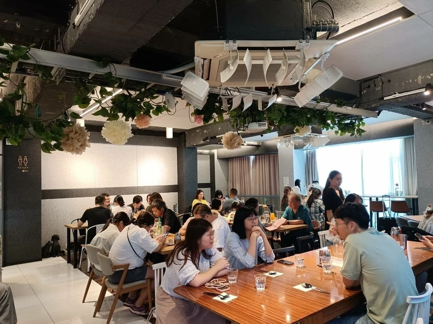 台北西門町人氣美食!樂野食現烤薄餅披薩,清炒義大利麵香氣十足超美味。