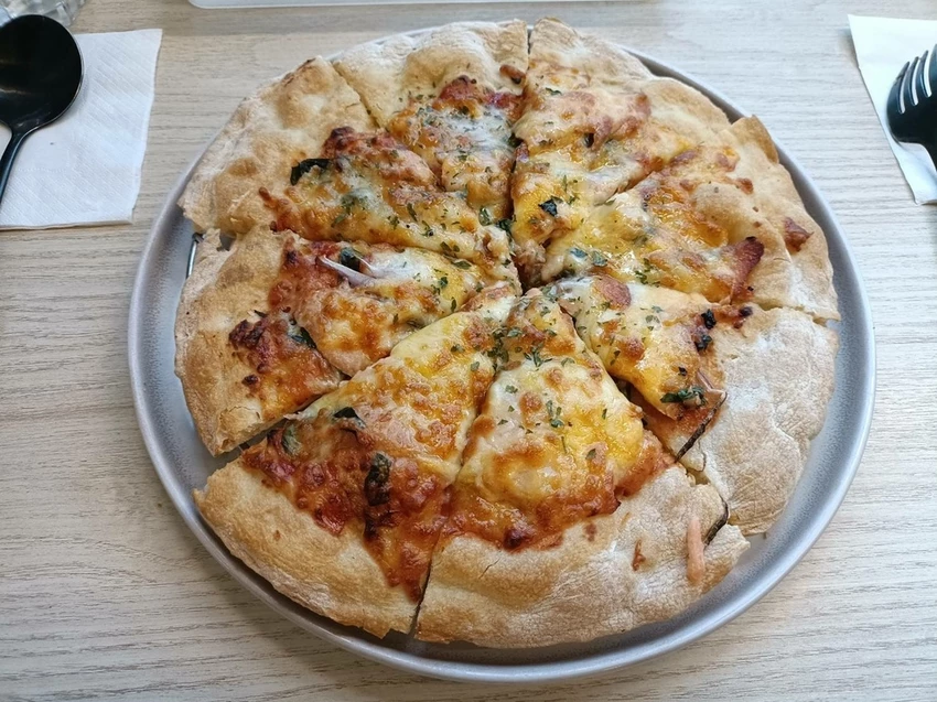 台北西門町人氣美食!樂野食現烤薄餅披薩,清炒義大利麵香氣十足超美味。