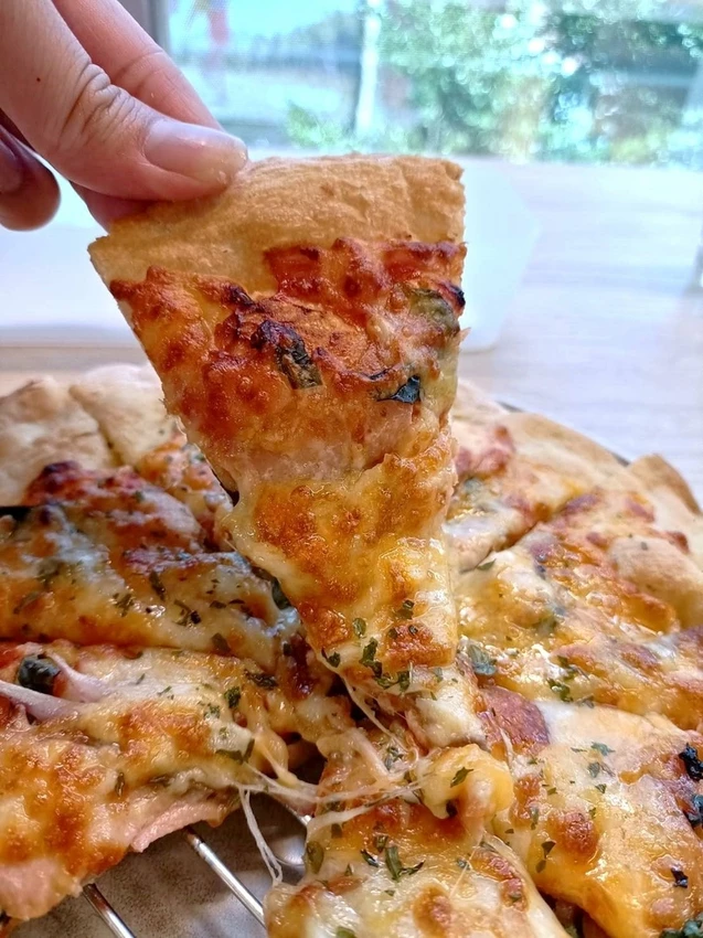 台北西門町人氣美食!樂野食現烤薄餅披薩,清炒義大利麵香氣十足超美味。