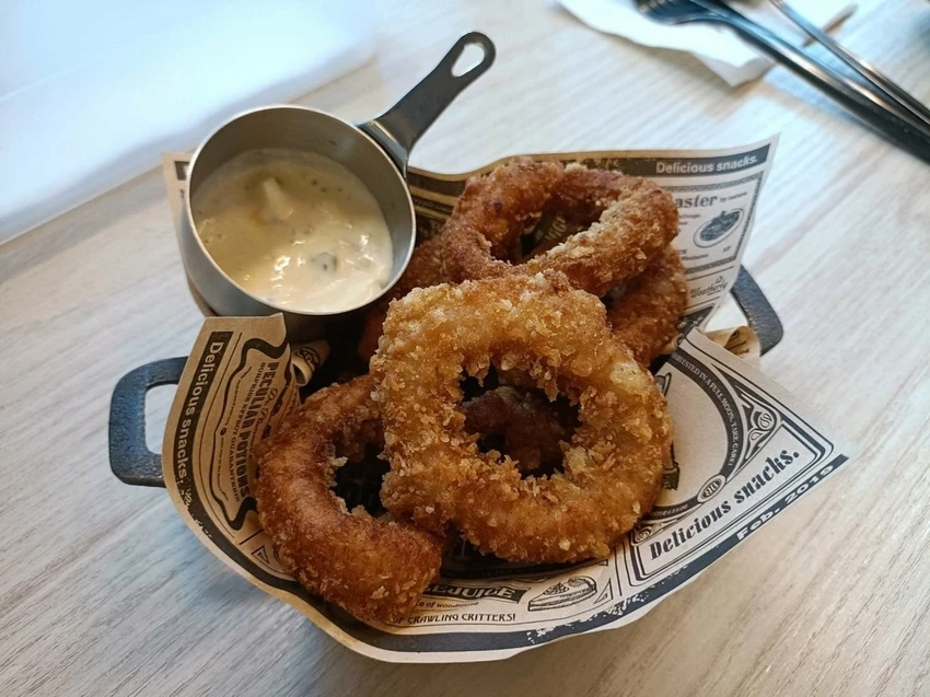 台北西門町人氣美食!樂野食現烤薄餅披薩,清炒義大利麵香氣十足超美味。