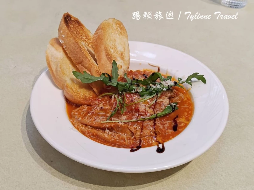 【新北美食】寬哥那裡,三貂嶺秘境義式料理 | 品嚐特色義大利麵與窯烤披薩 | 鐵道旁咖啡餐酒館 | 瑞芳三貂...