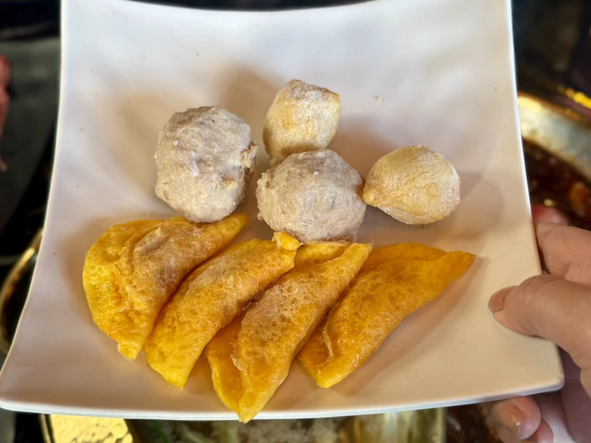 【松江南京麻辣火鍋推薦】石撈麻辣鴛鴦鍋不分平假日只要698元就可以吃到飽還可以加價升級和牛、天使紅蝦CP...