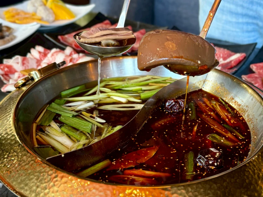 【松江南京麻辣火鍋推薦】石撈麻辣鴛鴦鍋不分平假日只要698元就可以吃到飽還可以加價升級和牛、天使紅蝦CP...