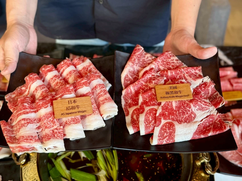 【松江南京麻辣火鍋推薦】石撈麻辣鴛鴦鍋不分平假日只要698元就可以吃到飽還可以加價升級和牛、天使紅蝦CP...