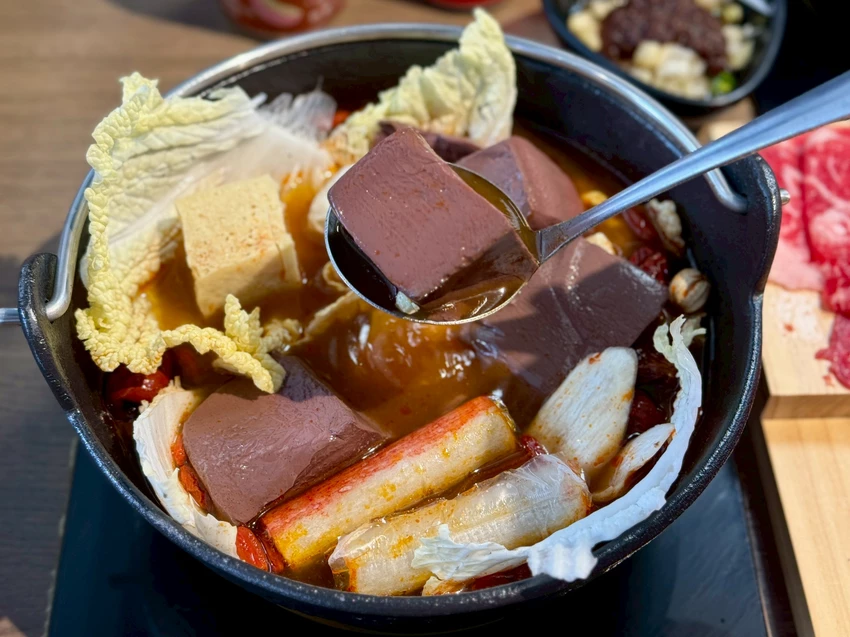 【桃園火鍋推薦】饗點鍋精緻鍋物桃園成功店:18盎司浮誇極寵和牛 + 巨龍龍蝦海陸拼盤還有蔬菜飲料冰淇淋水...