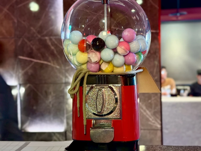 【松江南京麻辣火鍋推薦】石撈麻辣鴛鴦鍋不分平假日只要698元就可以吃到飽還可以加價升級和牛、天使紅蝦CP...