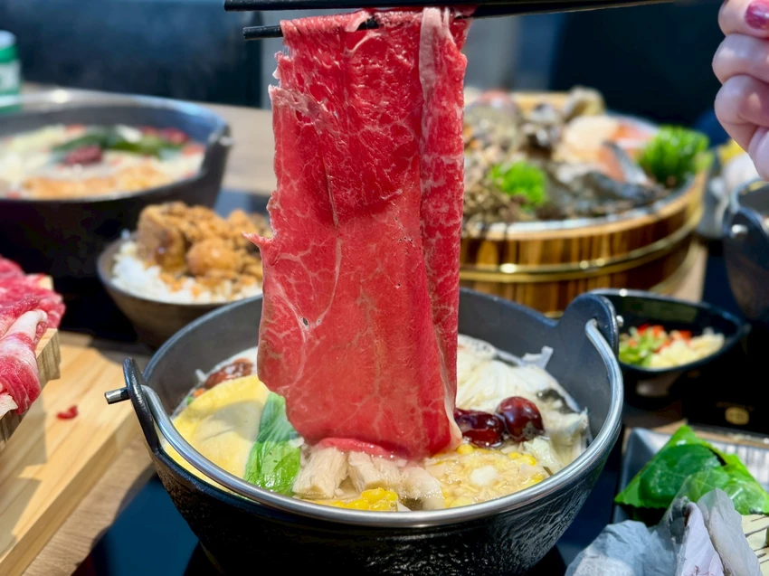 【桃園火鍋推薦】饗點鍋精緻鍋物桃園成功店:18盎司浮誇極寵和牛 + 巨龍龍蝦海陸拼盤還有蔬菜飲料冰淇淋水...