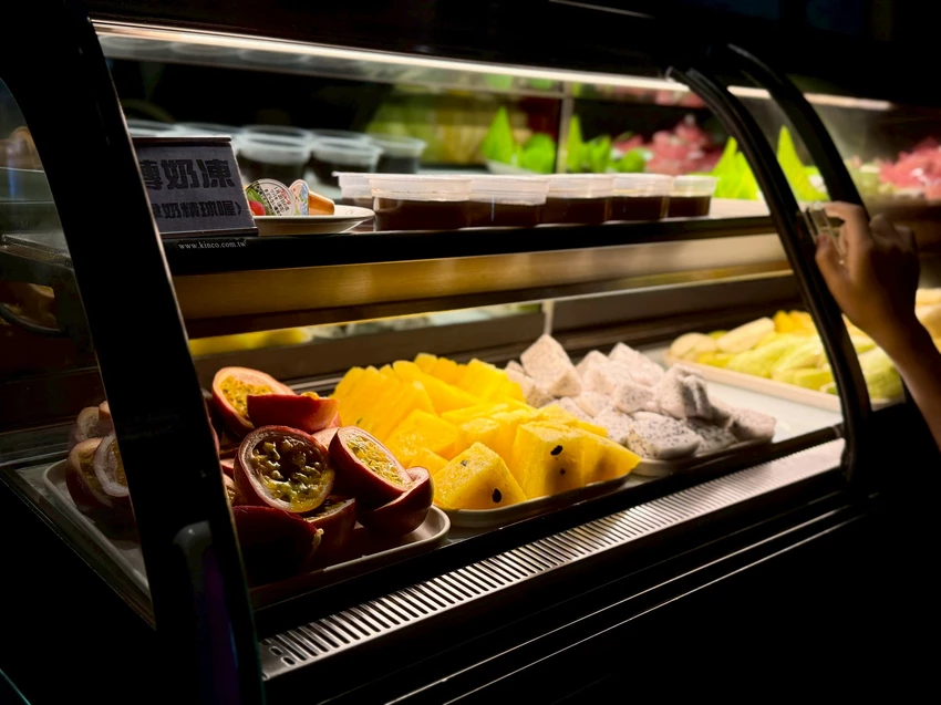 【松江南京麻辣火鍋推薦】石撈麻辣鴛鴦鍋不分平假日只要698元就可以吃到飽還可以加價升級和牛、天使紅蝦CP...