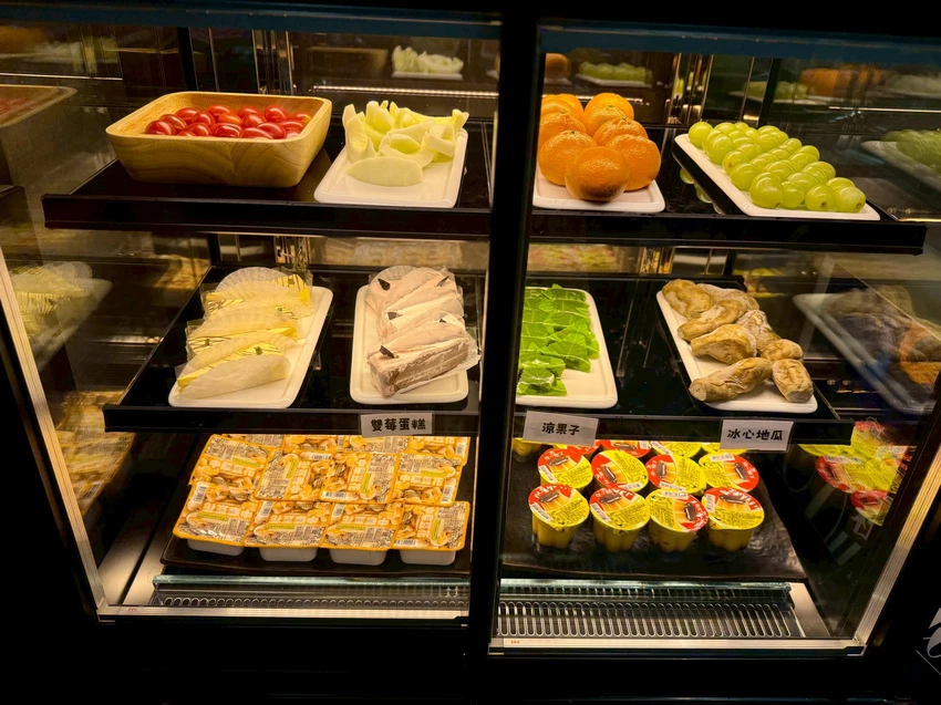 【桃園火鍋推薦】饗點鍋精緻鍋物桃園成功店:18盎司浮誇極寵和牛 + 巨龍龍蝦海陸拼盤還有蔬菜飲料冰淇淋水...