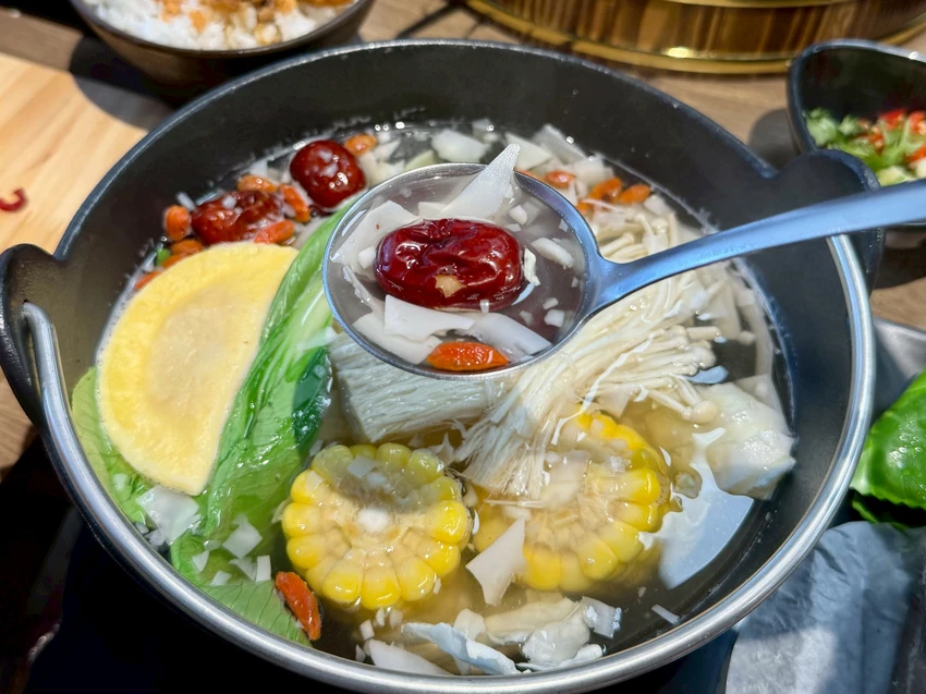 【桃園火鍋推薦】饗點鍋精緻鍋物桃園成功店:18盎司浮誇極寵和牛 + 巨龍龍蝦海陸拼盤還有蔬菜飲料冰淇淋水...