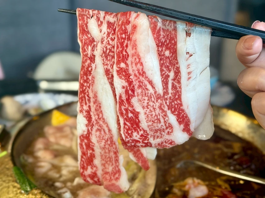 【松江南京麻辣火鍋推薦】石撈麻辣鴛鴦鍋不分平假日只要698元就可以吃到飽還可以加價升級和牛、天使紅蝦CP...