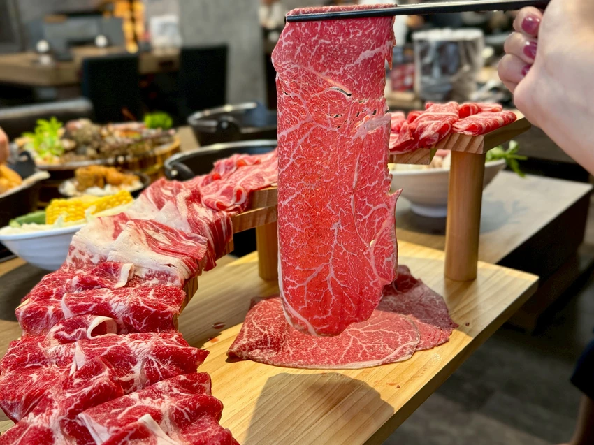 【桃園火鍋推薦】饗點鍋精緻鍋物桃園成功店:18盎司浮誇極寵和牛 + 巨龍龍蝦海陸拼盤還有蔬菜飲料冰淇淋水...