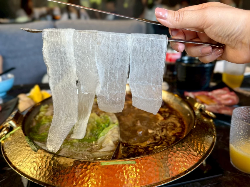 【松江南京麻辣火鍋推薦】石撈麻辣鴛鴦鍋不分平假日只要698元就可以吃到飽還可以加價升級和牛、天使紅蝦CP...