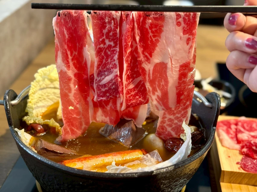 【桃園火鍋推薦】饗點鍋精緻鍋物桃園成功店:18盎司浮誇極寵和牛 + 巨龍龍蝦海陸拼盤還有蔬菜飲料冰淇淋水...