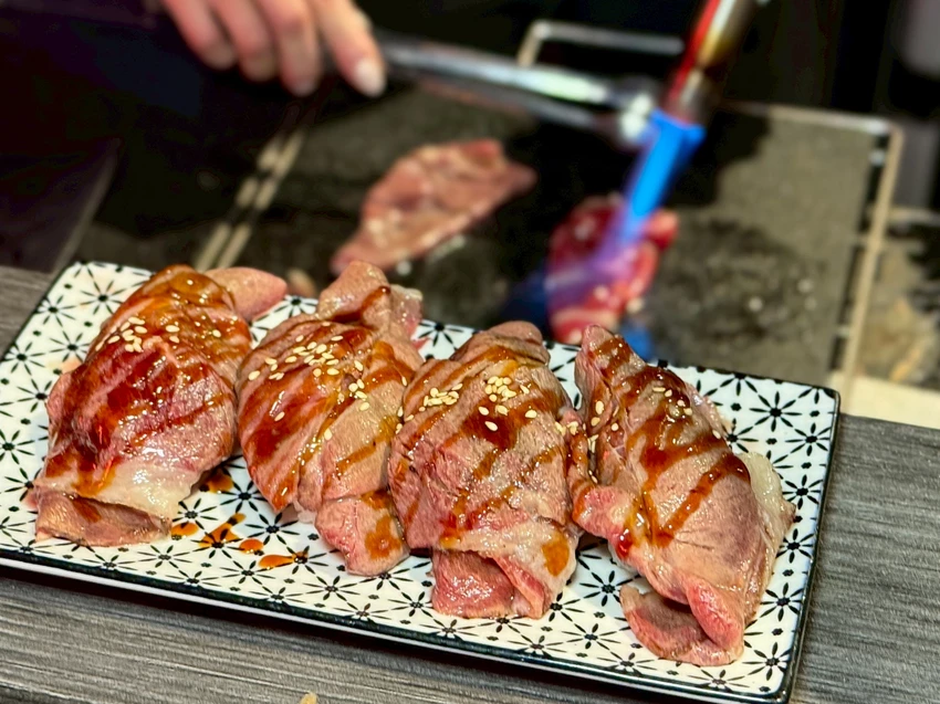 【松江南京麻辣火鍋推薦】石撈麻辣鴛鴦鍋不分平假日只要698元就可以吃到飽還可以加價升級和牛、天使紅蝦CP...