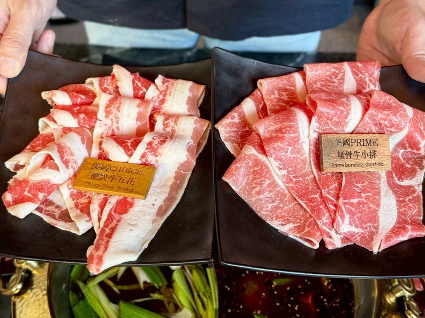 【松江南京麻辣火鍋推薦】石撈麻辣鴛鴦鍋不分平假日只要698元就可以吃到飽還可以加價升級和牛、天使紅蝦CP...