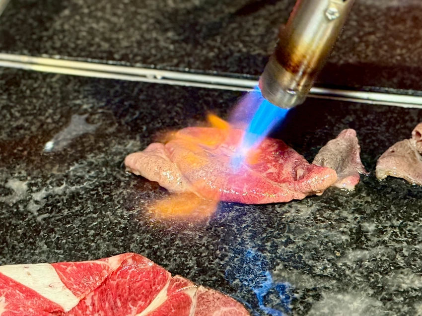 【松江南京麻辣火鍋推薦】石撈麻辣鴛鴦鍋不分平假日只要698元就可以吃到飽還可以加價升級和牛、天使紅蝦CP...