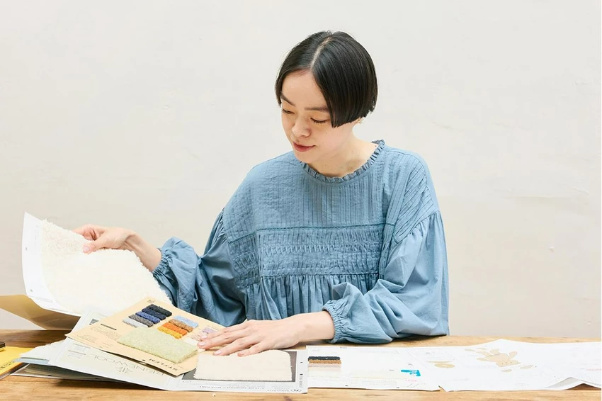 日本母嬰品牌10mois迎來30週年，與時尚模特兒Kanoco合作推出限量「北極熊櫻桃嘟嘟玩偶」，特色是內含山形縣天然櫻桃籽袋，可加熱保溫或冷藏舒緩，適合嬰幼兒安撫與成人保暖。每隻均由日本工匠手工縫製，融合法式溫柔與復古可愛設計，兼具收藏價值與實用性。