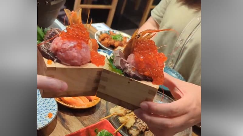 距離新宿西口步行5分鐘,【おすすめ屋PREMIUM 新宿西口店】一登場就成為話題。
這裡居然能以3,300円享用海鮮&關東煮等130道料理吃到飽+喝到飽,CP值高到驚人!
新鮮海鮮&熱騰騰的關東煮任你吃到飽!還附奢華牡蠣與海鮮囲炉裏蒸!海鮮刺身升級拼盤、鮭魚生魚片、鰹魚炙燒豪華吃到飽!大根、雞蛋等經典品項,還有燒賣、串燒、燙牛舌關東煮等,品項豐富多樣♪最後用關東煮高湯做的海鮮茶泡飯暖心收尾。甜點種類豐富,包括雪見大福、蕨餅等。 距離新宿西口步行5分鐘,【おすすめ屋PREMIUM 新宿西口店】一登場就成為話題。
這裡居然能以3,300円享用海鮮&關東煮等130道料理吃到飽+喝到飽,CP值高到驚人!
新鮮海鮮&熱騰騰的關東煮任你吃到飽!還附奢華牡蠣與海鮮囲炉裏蒸!海鮮刺身升級拼盤、鮭魚生魚片、鰹魚炙燒豪華吃到飽!大根、雞蛋等經典品項,還有燒賣、串燒、燙牛舌關東煮等,品項豐富多樣♪最後用關東煮高湯做的海鮮茶泡飯暖心收尾。甜點種類豐富,包括雪見大福、蕨餅等。