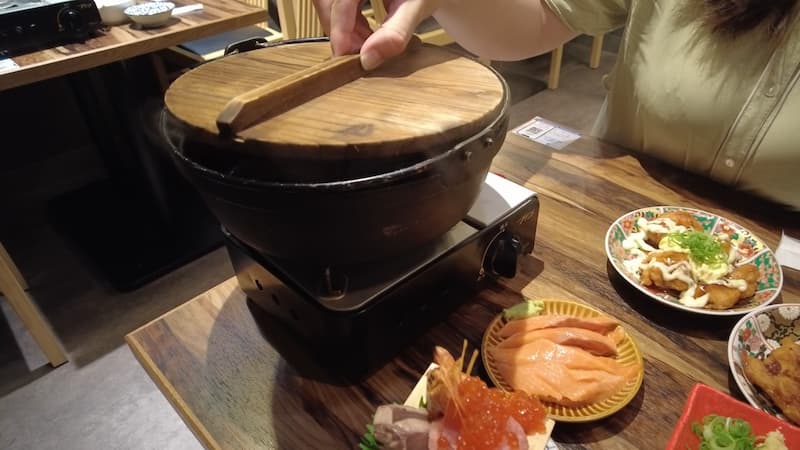 距離新宿西口步行5分鐘,【おすすめ屋PREMIUM 新宿西口店】一登場就成為話題。
這裡居然能以3,300円享用海鮮&關東煮等130道料理吃到飽+喝到飽,CP值高到驚人!
新鮮海鮮&熱騰騰的關東煮任你吃到飽!還附奢華牡蠣與海鮮囲炉裏蒸!海鮮刺身升級拼盤、鮭魚生魚片、鰹魚炙燒豪華吃到飽!大根、雞蛋等經典品項,還有燒賣、串燒、燙牛舌關東煮等,品項豐富多樣♪最後用關東煮高湯做的海鮮茶泡飯暖心收尾。甜點種類豐富,包括雪見大福、蕨餅等。 距離新宿西口步行5分鐘,【おすすめ屋PREMIUM 新宿西口店】一登場就成為話題。
這裡居然能以3,300円享用海鮮&關東煮等130道料理吃到飽+喝到飽,CP值高到驚人!
新鮮海鮮&熱騰騰的關東煮任你吃到飽!還附奢華牡蠣與海鮮囲炉裏蒸!海鮮刺身升級拼盤、鮭魚生魚片、鰹魚炙燒豪華吃到飽!大根、雞蛋等經典品項,還有燒賣、串燒、燙牛舌關東煮等,品項豐富多樣♪最後用關東煮高湯做的海鮮茶泡飯暖心收尾。甜點種類豐富,包括雪見大福、蕨餅等。