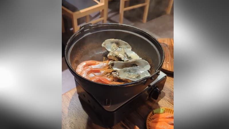 距離新宿西口步行5分鐘,【おすすめ屋PREMIUM 新宿西口店】一登場就成為話題。
這裡居然能以3,300円享用海鮮&關東煮等130道料理吃到飽+喝到飽,CP值高到驚人!
新鮮海鮮&熱騰騰的關東煮任你吃到飽!還附奢華牡蠣與海鮮囲炉裏蒸!海鮮刺身升級拼盤、鮭魚生魚片、鰹魚炙燒豪華吃到飽!大根、雞蛋等經典品項,還有燒賣、串燒、燙牛舌關東煮等,品項豐富多樣♪最後用關東煮高湯做的海鮮茶泡飯暖心收尾。甜點種類豐富,包括雪見大福、蕨餅等。 距離新宿西口步行5分鐘,【おすすめ屋PREMIUM 新宿西口店】一登場就成為話題。
這裡居然能以3,300円享用海鮮&關東煮等130道料理吃到飽+喝到飽,CP值高到驚人!
新鮮海鮮&熱騰騰的關東煮任你吃到飽!還附奢華牡蠣與海鮮囲炉裏蒸!海鮮刺身升級拼盤、鮭魚生魚片、鰹魚炙燒豪華吃到飽!大根、雞蛋等經典品項,還有燒賣、串燒、燙牛舌關東煮等,品項豐富多樣♪最後用關東煮高湯做的海鮮茶泡飯暖心收尾。甜點種類豐富,包括雪見大福、蕨餅等。