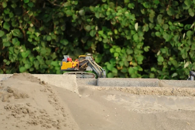 新屋濱海林蔭沙洲 (西濱公路) - 遙控挖土機 新屋濱海林蔭沙洲 (西濱公路) - 遙控挖土機