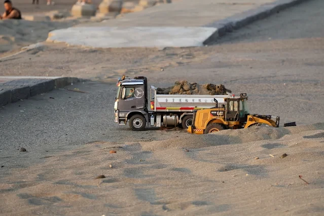新屋濱海林蔭沙洲 (西濱公路) - 遙控推土機 - 遙控砂石車 新屋濱海林蔭沙洲 (西濱公路) - 遙控推土機 - 遙控砂石車
