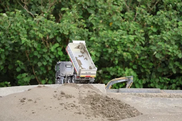 新屋濱海林蔭沙洲 (西濱公路) - 遙控砂石車 新屋濱海林蔭沙洲 (西濱公路) - 遙控砂石車