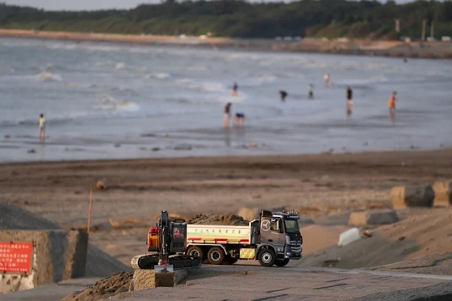 新屋濱海林蔭沙洲 (西濱公路) - 遙控挖土機 - 遙控砂石車 新屋濱海林蔭沙洲 (西濱公路) - 遙控挖土機 - 遙控砂石車