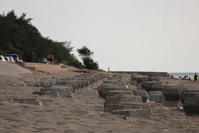 新屋濱海林蔭沙洲 (西濱公路) - 消波塊 新屋濱海林蔭沙洲 (西濱公路) - 消波塊