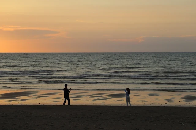 新屋濱海林蔭沙洲 (西濱公路) - 夕陽 - 情侶 新屋濱海林蔭沙洲 (西濱公路) - 夕陽 - 情侶