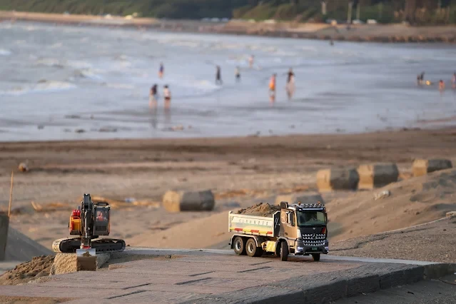 新屋濱海林蔭沙洲 (西濱公路) - 遙控挖土機 - 遙控砂石車 新屋濱海林蔭沙洲 (西濱公路) - 遙控挖土機 - 遙控砂石車