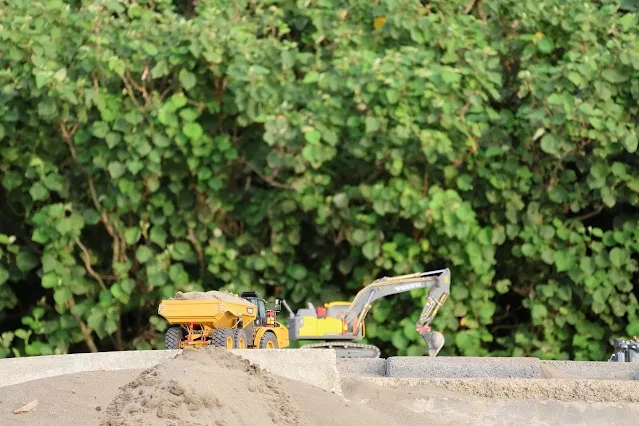 新屋濱海林蔭沙洲 (西濱公路) - 遙控砂石車 - 遙控挖土機 新屋濱海林蔭沙洲 (西濱公路) - 遙控砂石車 - 遙控挖土機