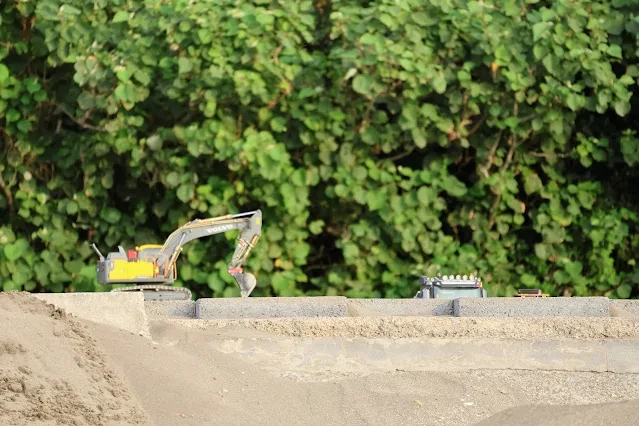 新屋濱海林蔭沙洲 (西濱公路) - 遙控挖土機 新屋濱海林蔭沙洲 (西濱公路) - 遙控挖土機