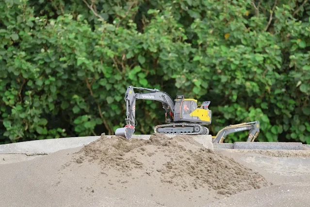 新屋濱海林蔭沙洲 (西濱公路) - 遙控挖土機 新屋濱海林蔭沙洲 (西濱公路) - 遙控挖土機