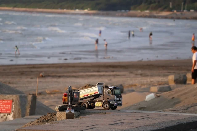 新屋濱海林蔭沙洲 (西濱公路) - 遙控挖土機 - 遙控砂石車 新屋濱海林蔭沙洲 (西濱公路) - 遙控挖土機 - 遙控砂石車