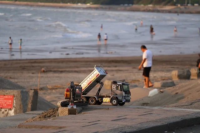 新屋濱海林蔭沙洲 (西濱公路) - 遙控挖土機 - 遙控砂石車 新屋濱海林蔭沙洲 (西濱公路) - 遙控挖土機 - 遙控砂石車