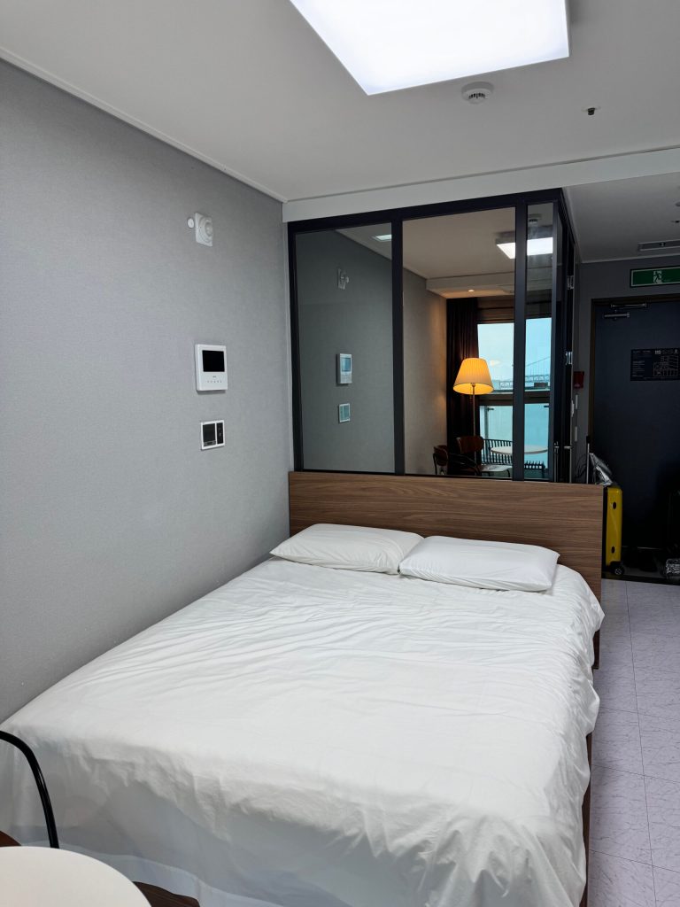 釜山自由行｜廣安里海景第一排住宿推薦【The First Hyoi Stay】17樓景色超美～樓下就有烤肉店、711 - 雁雁｜美食 旅遊 生活娛樂