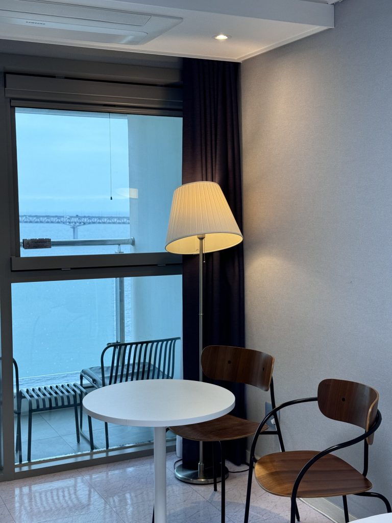 釜山自由行｜廣安里海景第一排住宿推薦【The First Hyoi Stay】17樓景色超美～樓下就有烤肉店、711 - 雁雁｜美食 旅遊 生活娛樂