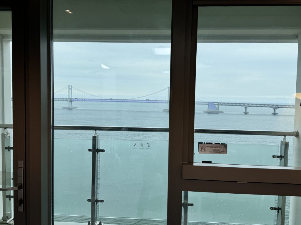 釜山自由行｜廣安里海景第一排住宿推薦【The First Hyoi Stay】17樓景色超美～樓下就有烤肉店、711 - 雁雁｜美食 旅遊 生活娛樂