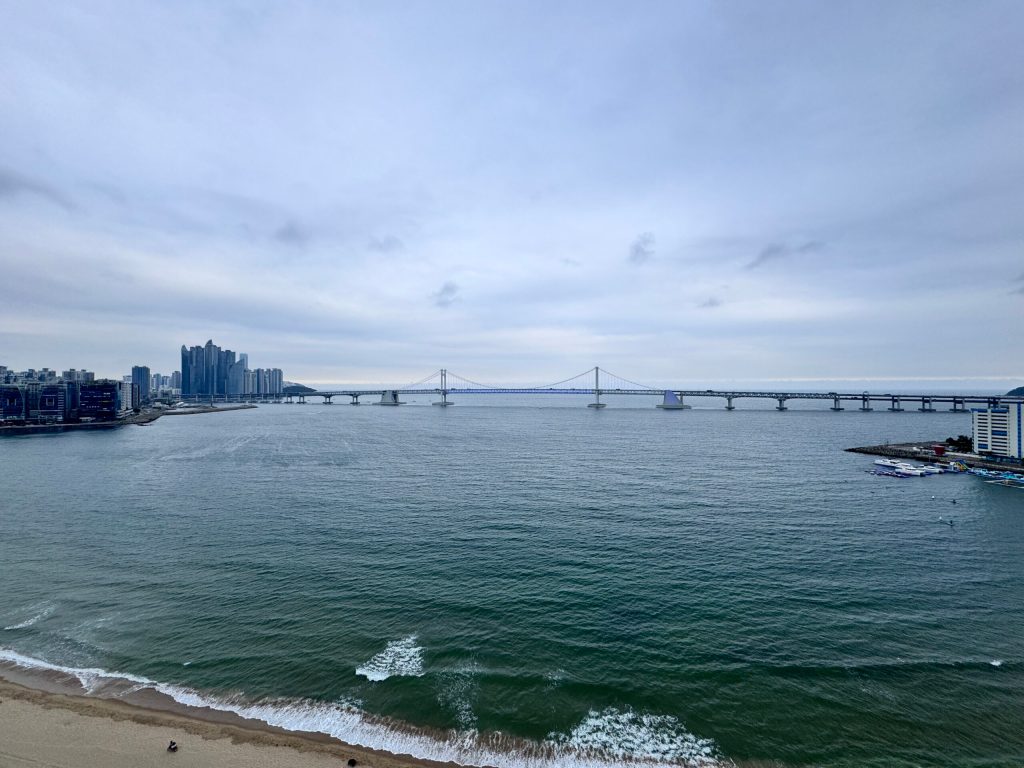 釜山自由行｜廣安里海景第一排住宿推薦【The First Hyoi Stay】17樓景色超美～樓下就有烤肉店、711 - 雁雁｜美食 旅遊 生活娛樂