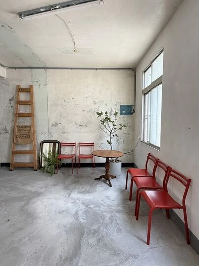 嘉義咖啡廳推薦!70年老宅咖啡館花磚咖啡淺花樓2樓,復古水泥空間喝下午茶。