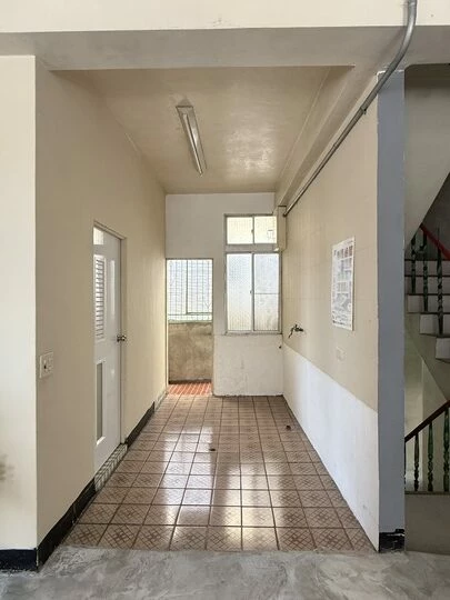 嘉義咖啡廳推薦!70年老宅咖啡館花磚咖啡淺花樓2樓,復古水泥空間喝下午茶。