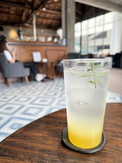 嘉義咖啡廳推薦!70年老宅咖啡館花磚咖啡淺花樓2樓,復古水泥空間喝下午茶。