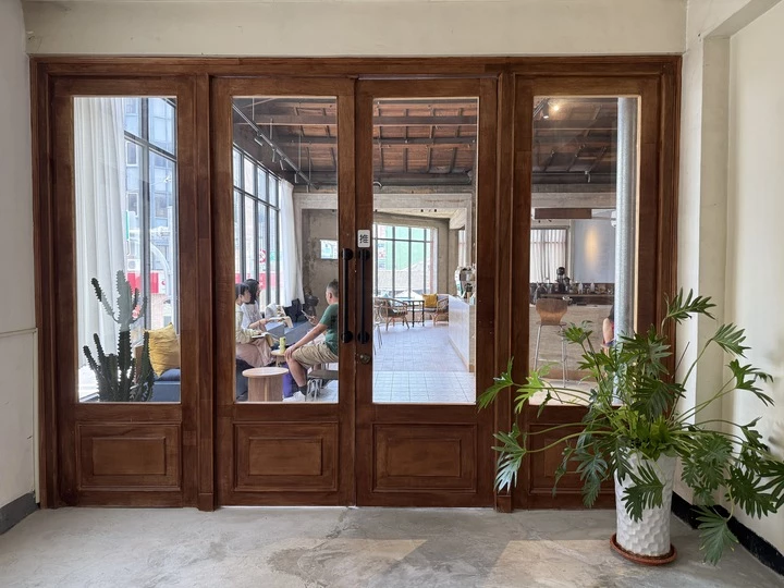 嘉義咖啡廳推薦!70年老宅咖啡館花磚咖啡淺花樓2樓,復古水泥空間喝下午茶。