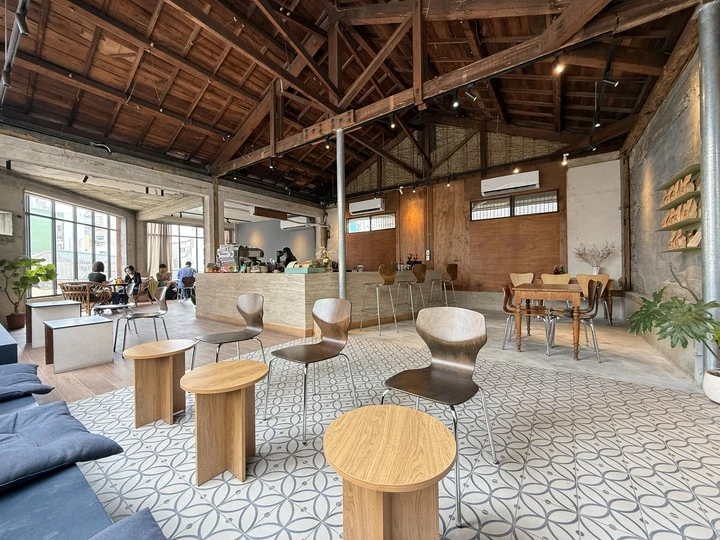 嘉義咖啡廳推薦!70年老宅咖啡館花磚咖啡淺花樓2樓,復古水泥空間喝下午茶。