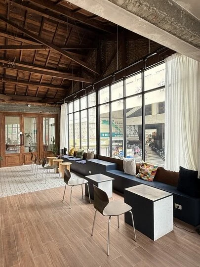 嘉義咖啡廳推薦!70年老宅咖啡館花磚咖啡淺花樓2樓,復古水泥空間喝下午茶。