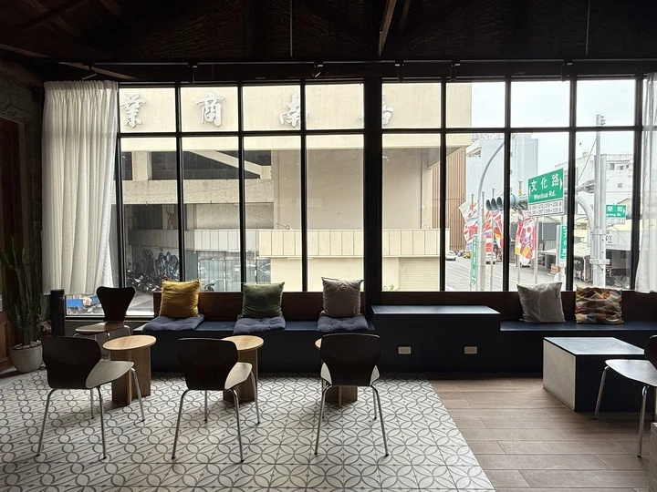 嘉義咖啡廳推薦!70年老宅咖啡館花磚咖啡淺花樓2樓,復古水泥空間喝下午茶。