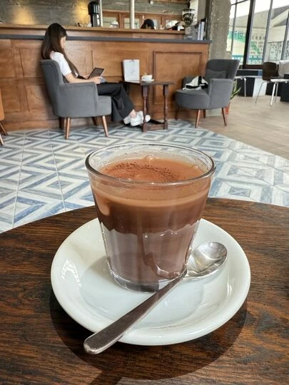 嘉義咖啡廳推薦!70年老宅咖啡館花磚咖啡淺花樓2樓,復古水泥空間喝下午茶。